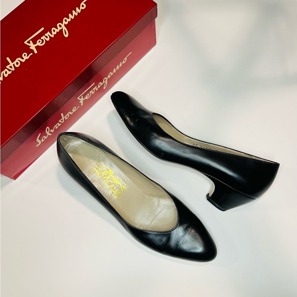 Salvatore Ferragamo Shoes - Salvatore Ferragamo Women’s Beautiful Classic 90’s Black Pump Heels Size 7AA